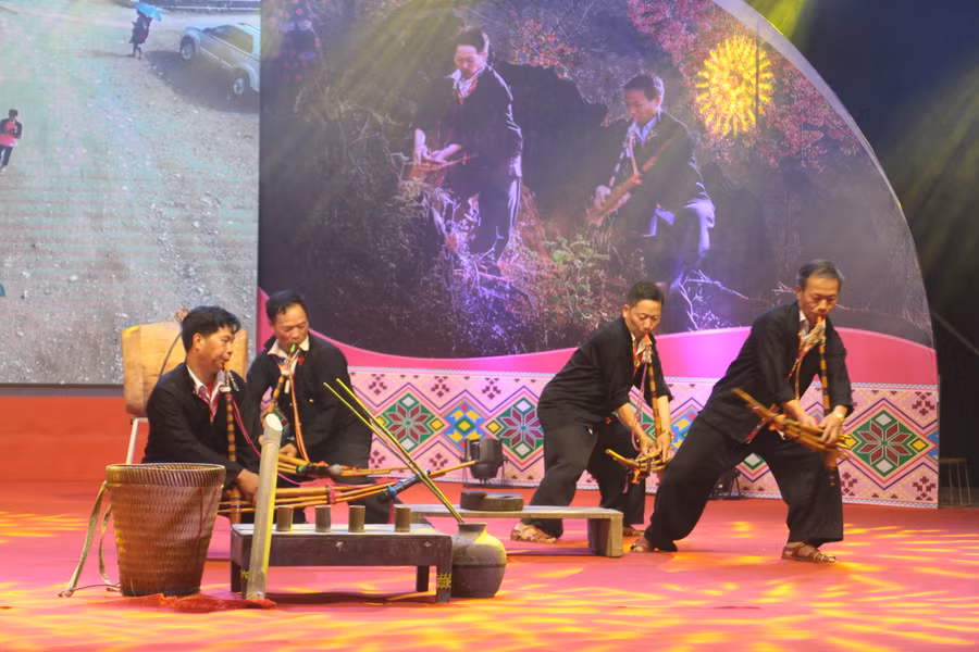 Nghi thức văn hóa dân gian và trò chơi từ lễ hội được thể hiện qua các tiết mục.