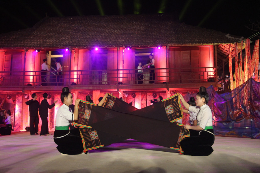 Show diễn có sự tham gia của gần 80 diễn viên quần chúng và chuyên nghiệp. Show diễn có sự tham gia của gần 80 diễn viên quần chúng và chuyên nghiệp.