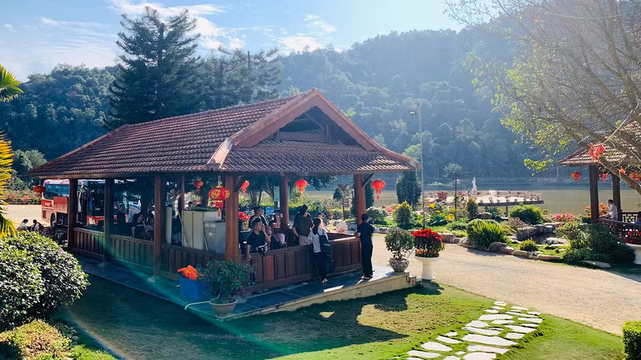 Show diễn gắn với cảnh quan thiên nhiên Khu Du lịch khoáng nóng Uva và hồ sen UVA.