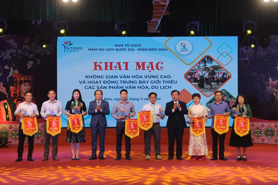 Trao cờ lưu niệm cho các đoàn tham gia trưng bày, giới thiệu văn hóa, du lịch.