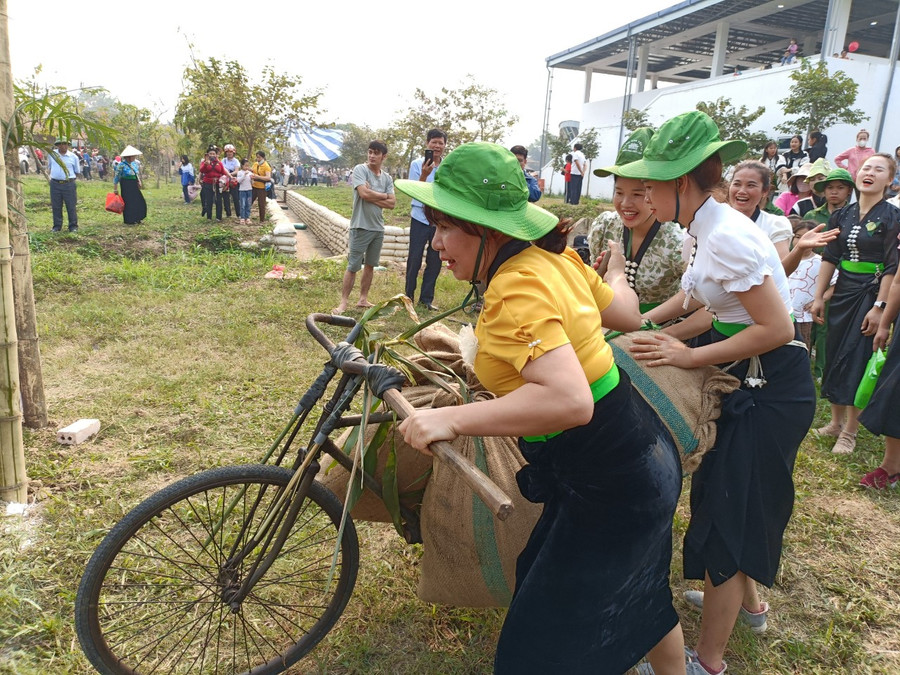 Chị em phụ nữ trong trang phục dân tộc Thái tranh tài tại cuộc thi.