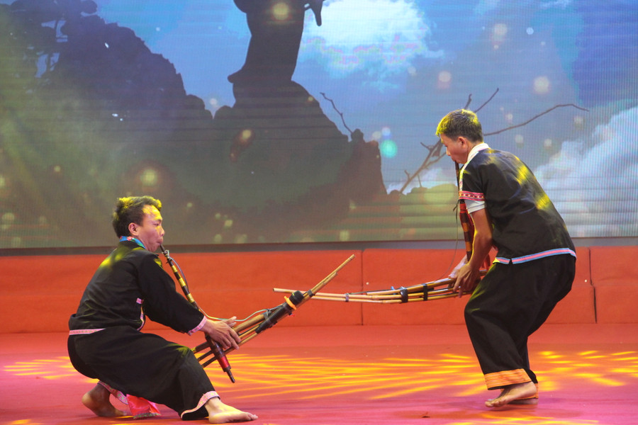 Tiết mục múa khèn đôi tại Liên hoan nghệ thuật khèn Mông. Tiết mục múa khèn đôi tại Liên hoan nghệ thuật khèn Mông.