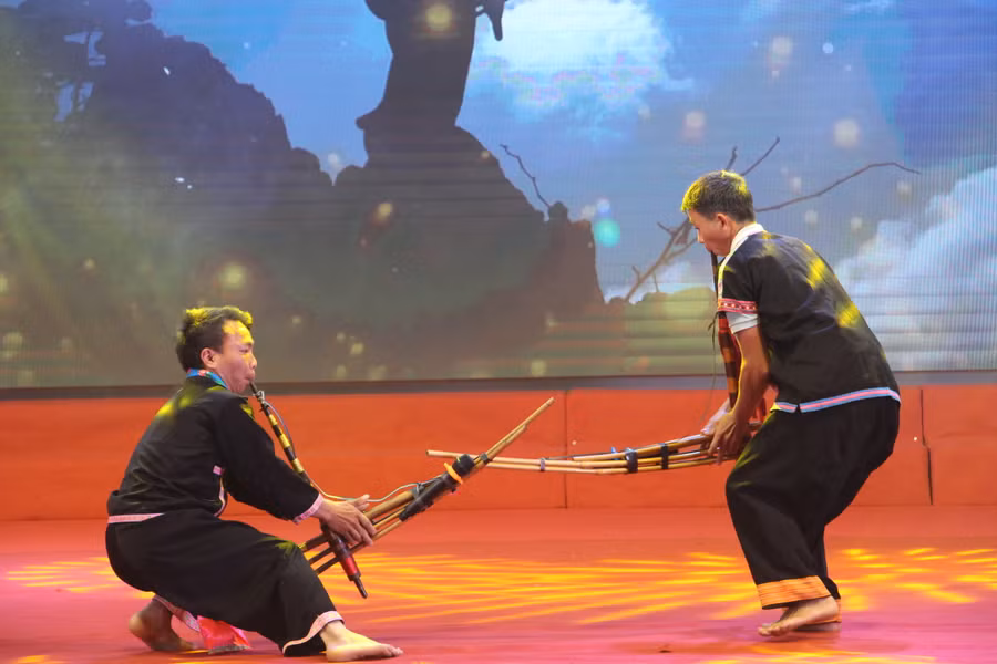 Tiết mục múa khèn đôi tại Liên hoan nghệ thuật khèn Mông.