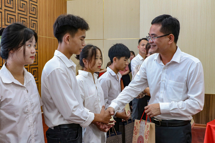 Ông Lý Thanh Tiềm (bên phải) tặng quà, động viên các "sĩ tử". Ông Lý Thanh Tiềm (bên phải) tặng quà, động viên các "sĩ tử".