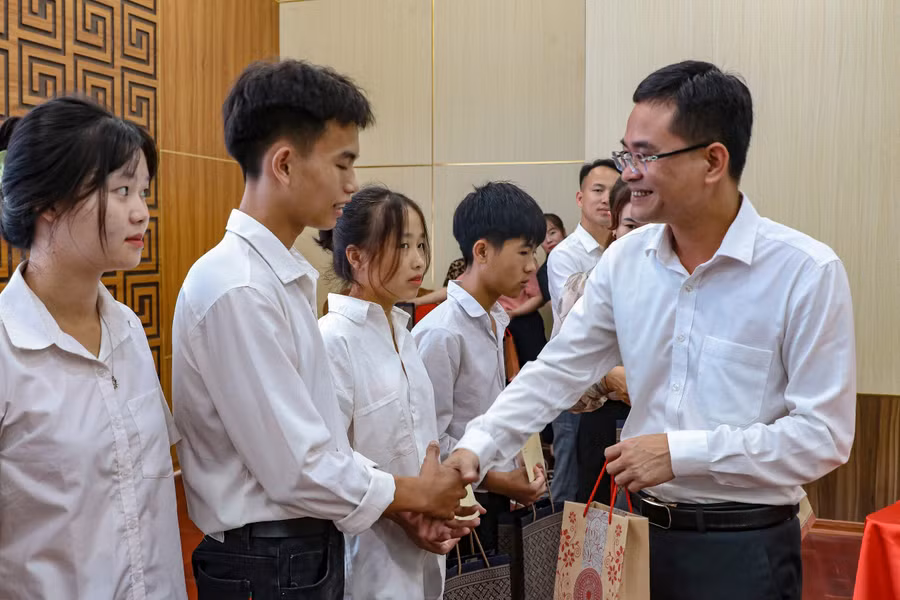 Ông Lý Thanh Tiềm (bên phải) tặng quà, động viên các "sĩ tử".