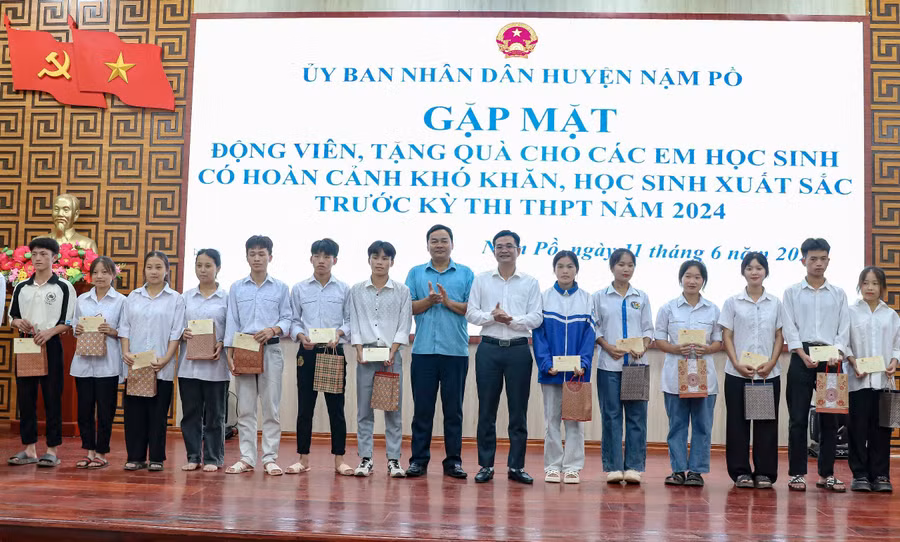 Các ông Lý Thanh Tiềm - Chủ tịch UBND huyện, Ngô Xuân Chiến - Trưởng phòng GD&amp;ĐT huyện Nậm Pồ (đứng giữa) tặng quà động viên học sinh trước kỳ thi tốt nghiệp THPT.