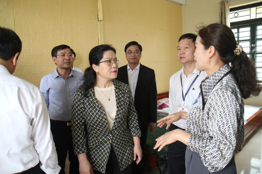 Thứ trưởng Nguyễn Thị Kim Chi cùng đoàn công tác kiểm tra cơ sở vật chất tại các điểm thi.