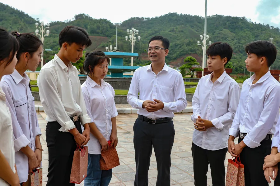 Ông Lý Thanh Tiềm - Chủ tịch UBND huyện Nậm Pồ (thứ 3 bên phải) động viên các "sĩ tử".