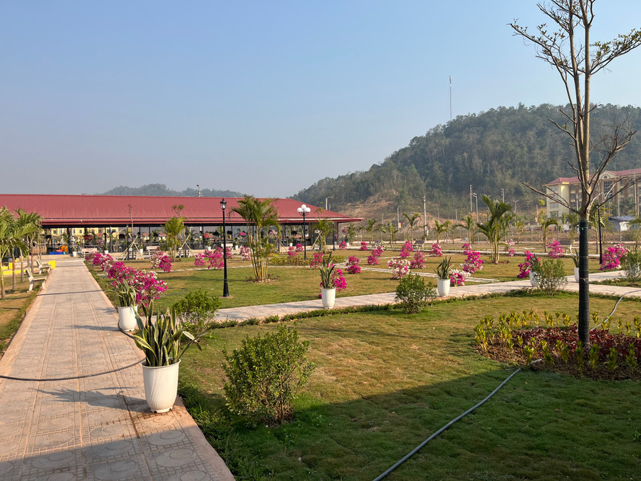 Một góc khuôn viên của trường PTDTBT THCS Nậm Chua, huyện Nậm Pồ - nơi con em đồng bào dân tộc thiểu số trên địa bàn theo học. Một góc khuôn viên của trường PTDTBT THCS Nậm Chua, huyện Nậm Pồ - nơi con em đồng bào dân tộc thiểu số trên địa bàn theo học.