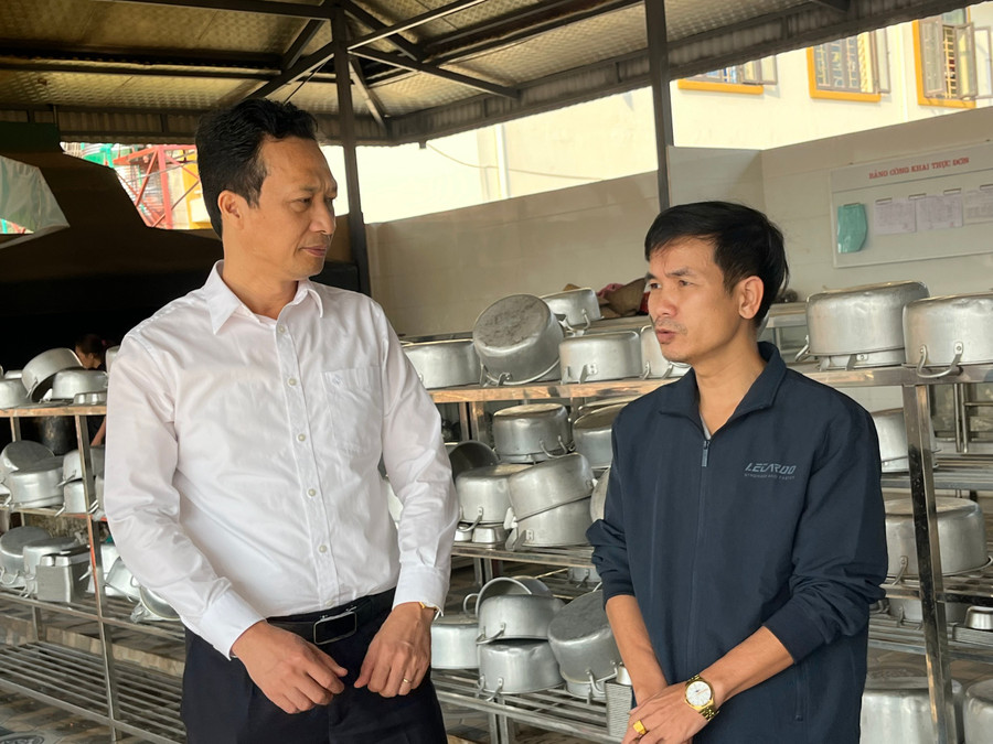 Ông Lê Khánh Hòa - Bí thư huyện ủy Nậm Pồ (áo trắng) thăm hỏi, kiểm tra bếp ăn học sinh tại trường PTDTBT THCS Nậm Chua. Ông Lê Khánh Hòa - Bí thư huyện ủy Nậm Pồ (áo trắng) thăm hỏi, kiểm tra bếp ăn học sinh tại trường PTDTBT THCS Nậm Chua.