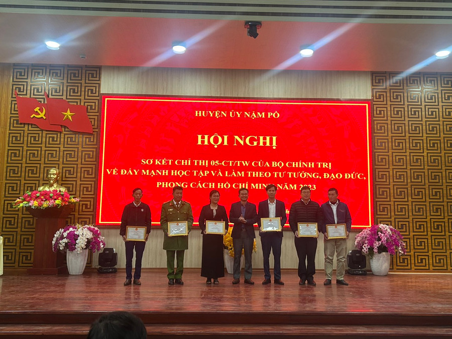 Lãnh đạo huyện Nậm Pồ khen thưởng các tập thể, cá nhân có thành tích xuất sắc trong thực hiện học tập và làm theo tư tưởng, đạo đức, phong cách Chủ tịch Hồ Chí Minh. Lãnh đạo huyện Nậm Pồ khen thưởng các tập thể, cá nhân có thành tích xuất sắc trong thực hiện học tập và làm theo tư tưởng, đạo đức, phong cách Chủ tịch Hồ Chí Minh.