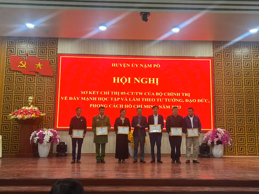 Lãnh đạo huyện Nậm Pồ khen thưởng các tập thể, cá nhân có thành tích xuất sắc trong thực hiện học tập và làm theo tư tưởng, đạo đức, phong cách Chủ tịch Hồ Chí Minh.