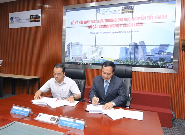 Một Doanh nghiệp đang tiến hành ký kết hợp tác với PGS.TS Nguyễn Mạnh Hùng- Hiệu trưởng Trường ĐH Nguyễn Tất Thành