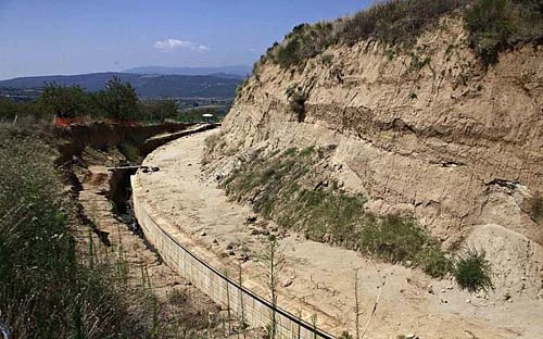 Một góc khu mộ, nơi các nhà khảo cổ đang khai quật ở Amphipolis, phía bắc Hy Lạp