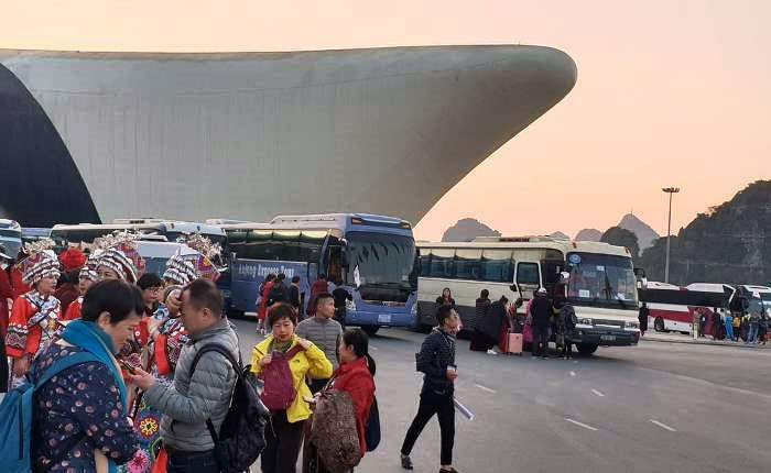 Gần 20 chiếc xe 45 chỗ đưa đón đoàn khách Trung Quốc tham gia chương trình. Ảnh: M.C