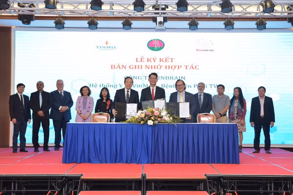 Đại diện lãnh đạo của VinBrain, Vinmec và Bệnh viện Phổi TƯ trao bản ghi nhớ hợp tác và triển khai ứng dụng “AI Trợ lý bác sĩ trong chẩn đoán hình ảnh”.