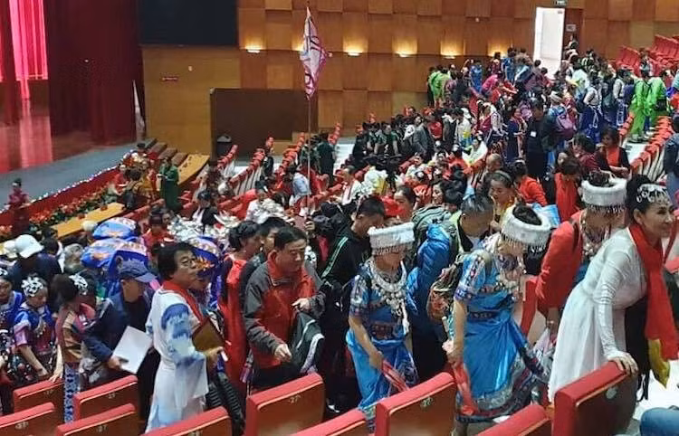 Hàng trăm phụ nữ Trung Quốc tham gia trình diễn áo dài ở Quảng Ninh. Ảnh:M.C