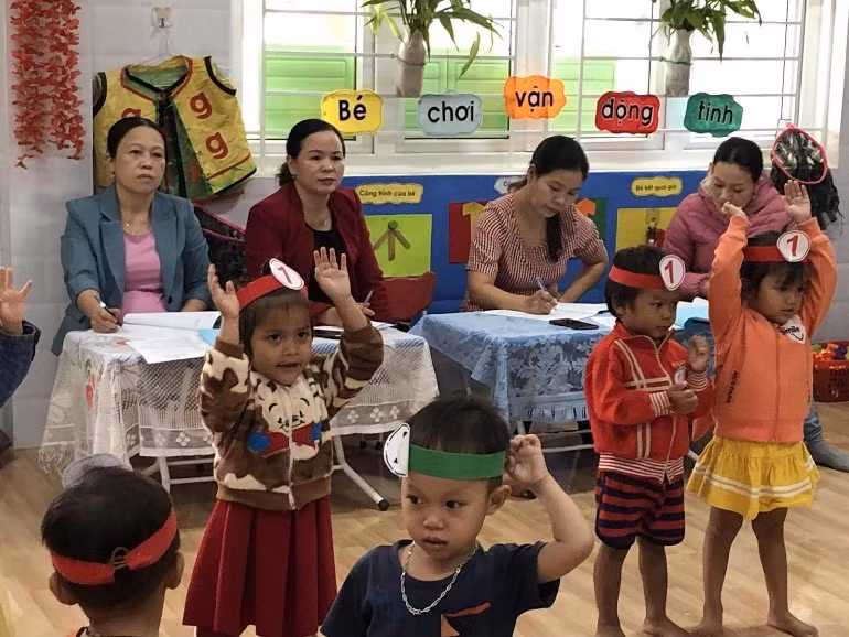 Dự giờ hỗ trợ chuyên môn cho giáo viên về phương pháp dạy học lấy trẻ làm trung tâm