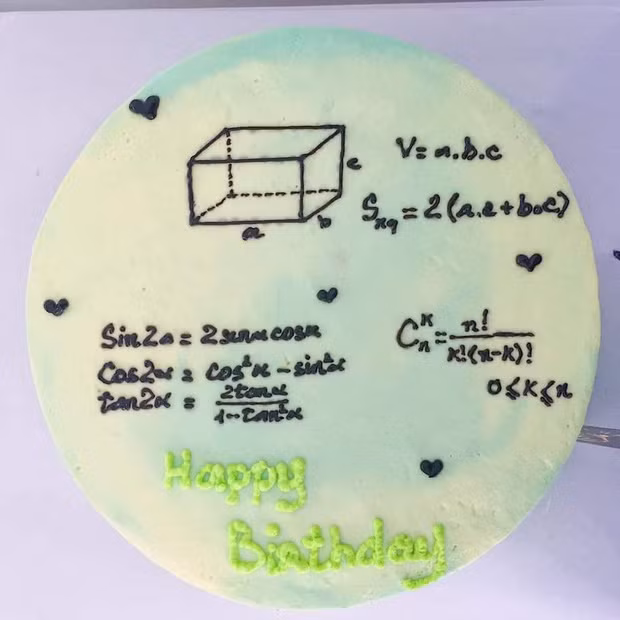 Bánh sinh nhật cùng công thức toán học.