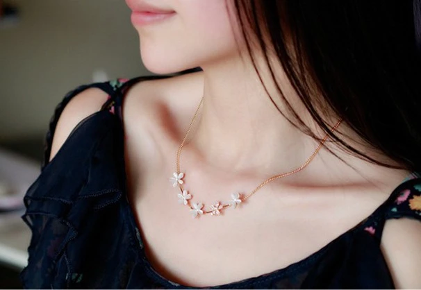 Sợi dây được chính tay anh đeo vào cổ tôi một cách trân trọng. (Ảnh minh họa).