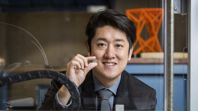 Tiến sĩ Joshua Chou là trưởng dự án này. Ảnh:The Australian. Cac nha khoa hoc sap dua te bao ung thu ra khong gian de tieu diet hinh anh 2