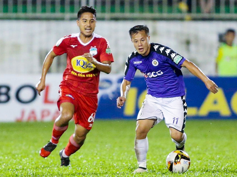 Mùa này Thành Lương (phải) cùng các đồng đội gặp không ít khó khăn trên sân khách Mùa này Thành Lương (phải) cùng các đồng đội gặp không ít khó khăn trên sân khách