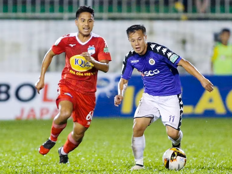 Mùa này Thành Lương (phải) cùng các đồng đội gặp không ít khó khăn trên sân khách