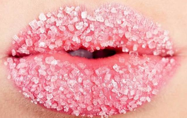 Mẹo tẩy da chết cho môi từ nguyên liệu có sẵn trong bếp