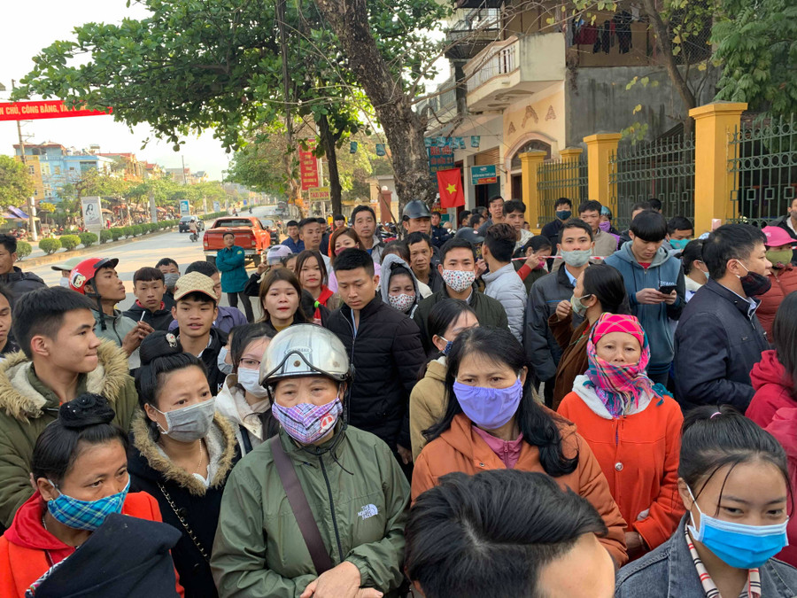 Hàng trăm thân nhân của các tân binh tới chia tay Hàng trăm thân nhân của các tân binh tới chia tay