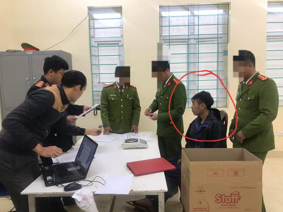 Kháng A Thào (thứ 2 bên phải) tại cơ quan Công an Kháng A Thào (thứ 2 bên phải) tại cơ quan Công an