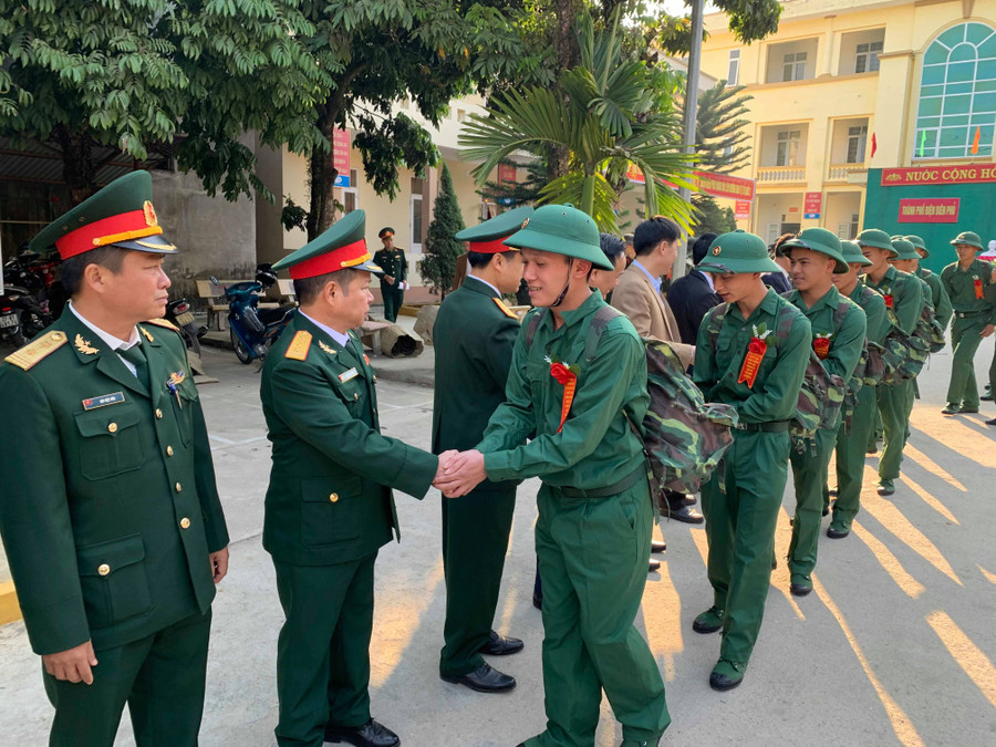 Tân binh lên đường nhận nhiệm vụ Tân binh lên đường nhận nhiệm vụ