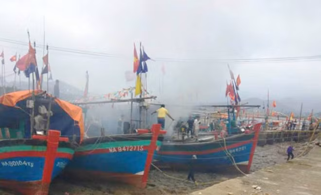  Chiếc tàu cá bất ngờ bốc cháy tại bến cảng 