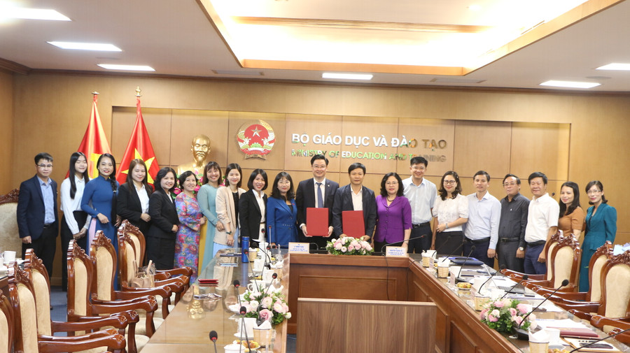 Các đại biểu cùng chụp ảnh lưu niệm sau buổi lễ ký kết. Các đại biểu cùng chụp ảnh lưu niệm sau buổi lễ ký kết.