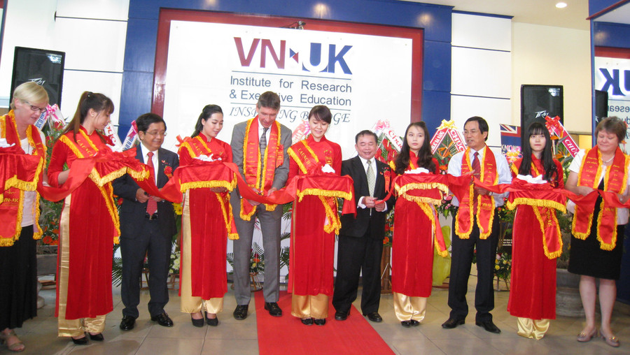 GS.TSKH – Thứ trưởng Bộ GD&ĐT Bùi Văn Ga, ông ông Giles Lever – Đại sứ Vương quốc Anh tại Việt Nam cùng các lãnh đạo các đơn vi cắt băng khánh thành Viện Nghiên cứu và Đào tạo Việt – Anh. GS.TSKH – Thứ trưởng Bộ GD&ĐT Bùi Văn Ga, ông ông Giles Lever – Đại sứ Vương quốc Anh tại Việt Nam cùng các lãnh đạo các đơn vi cắt băng khánh thành Viện Nghiên cứu và Đào tạo Việt – Anh.