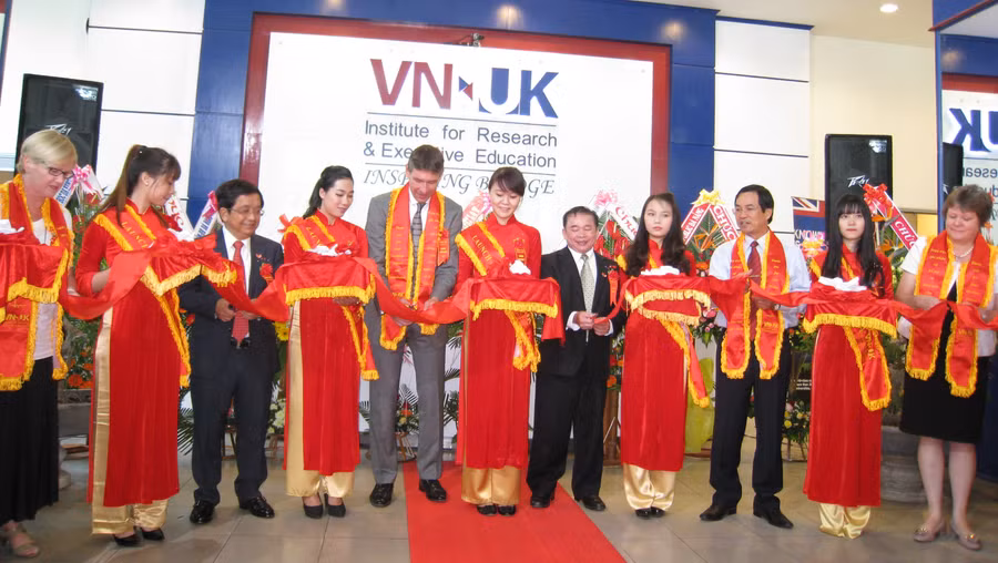 GS.TSKH – Thứ trưởng Bộ GD&ĐT Bùi Văn Ga, ông ông Giles Lever – Đại sứ Vương quốc Anh tại Việt Nam cùng các lãnh đạo các đơn vi cắt băng khánh thành Viện Nghiên cứu và Đào tạo Việt – Anh.