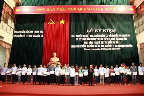 Thanh Hoá: Trao học bổng cho HS, SV nghèo học giỏi