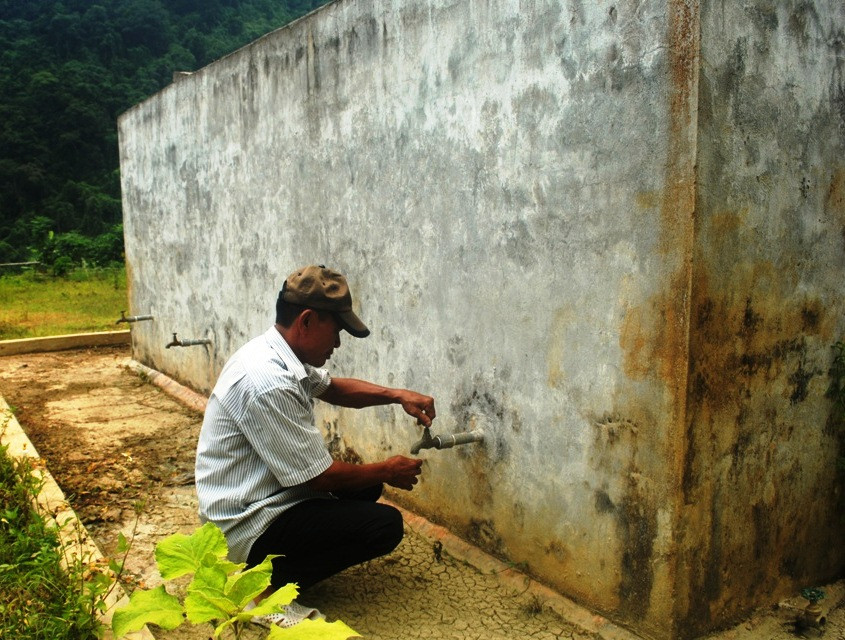 Phần lớn các bể nước đều khô cạn hoặc bị rò rỉ từ trước khi bàn giao cho dân