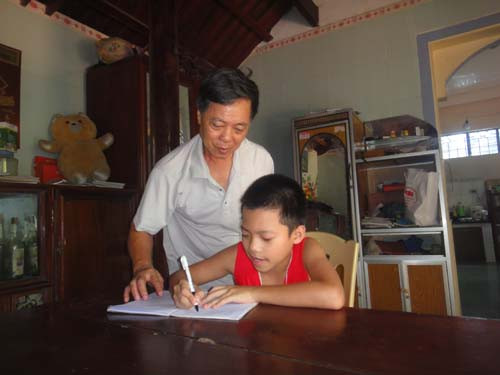 Thầy Phan Đăng Chuẩn về hưu rồi nhưng vẫn dạy miễn phí cho HS trong làng