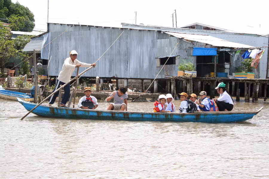Học sinh ở huyện Ngọc Hiển đi đò ngang đến trường
