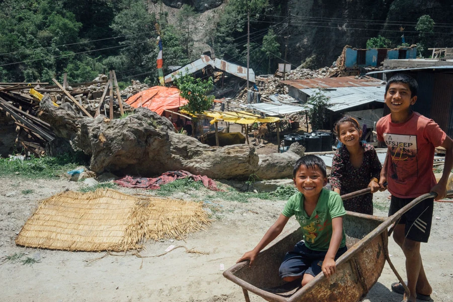 Một học sinh Nepal đến trường tại Manthali, huyện Ramecchap cách thủ đô Kathmandu 100 km về phía Đông