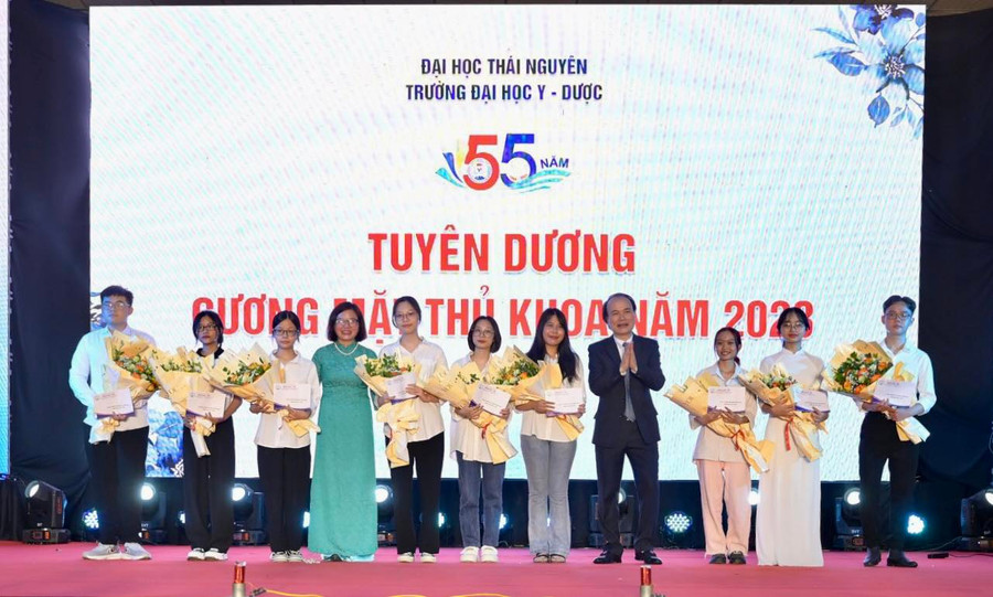 Trường Đại học Y - Dược (ĐH Thái Nguyên) tuyên dương 9 thủ khoa năm 2023. Trường Đại học Y - Dược (ĐH Thái Nguyên) tuyên dương 9 thủ khoa năm 2023.