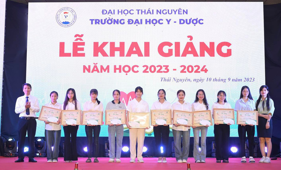 Trao học bổng cho sinh viên có hoàn cảnh khó khăn vươn lên trong học tập và rèn luyện. Trao học bổng cho sinh viên có hoàn cảnh khó khăn vươn lên trong học tập và rèn luyện.