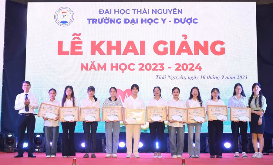 Trao học bổng cho sinh viên có hoàn cảnh khó khăn vươn lên trong học tập và rèn luyện.