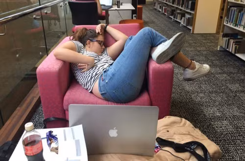 Nằm ngủ sao cho thoải mái là được.