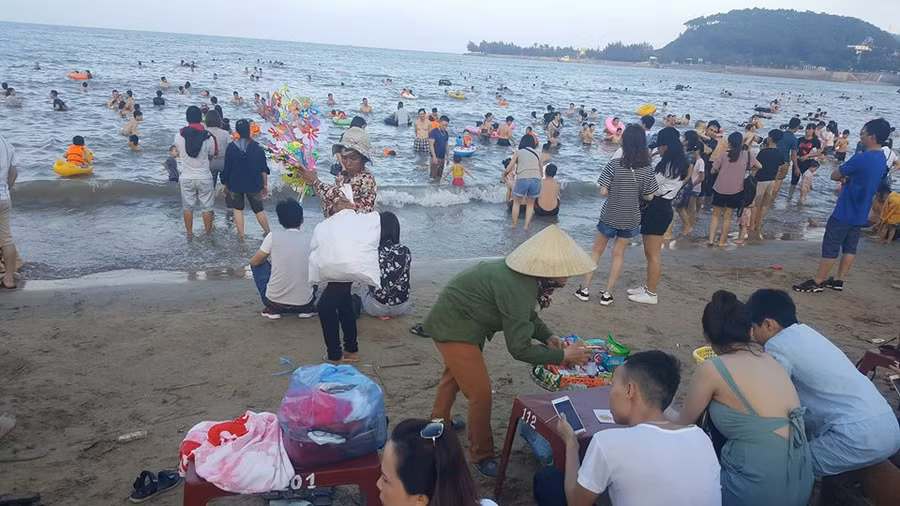 Việc đặt ghế và thu phí trên bãi biển khu du lịch Đồ Sơn là dịch vụ trái phép, ảnh: CTV 