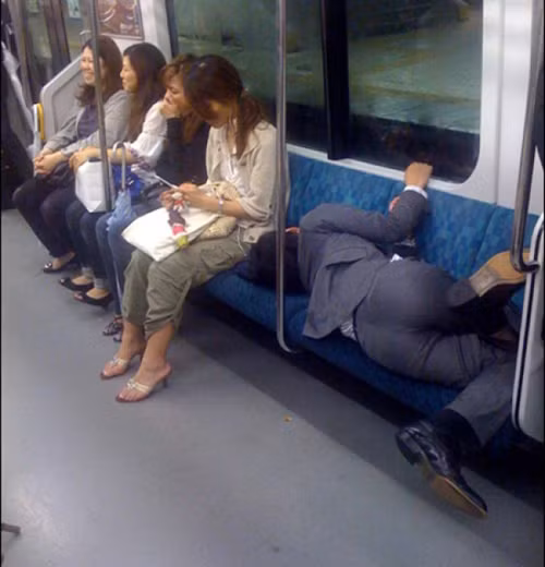 Có 4 người đẹp kế bên mà vẫn ngủ được cơ à.