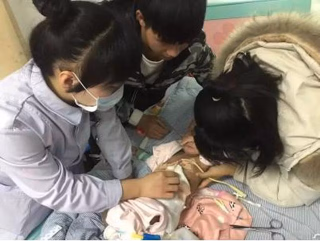 Bé 13 tháng tuổi “bục” dạ dày vì mẹ cho ăn ngô