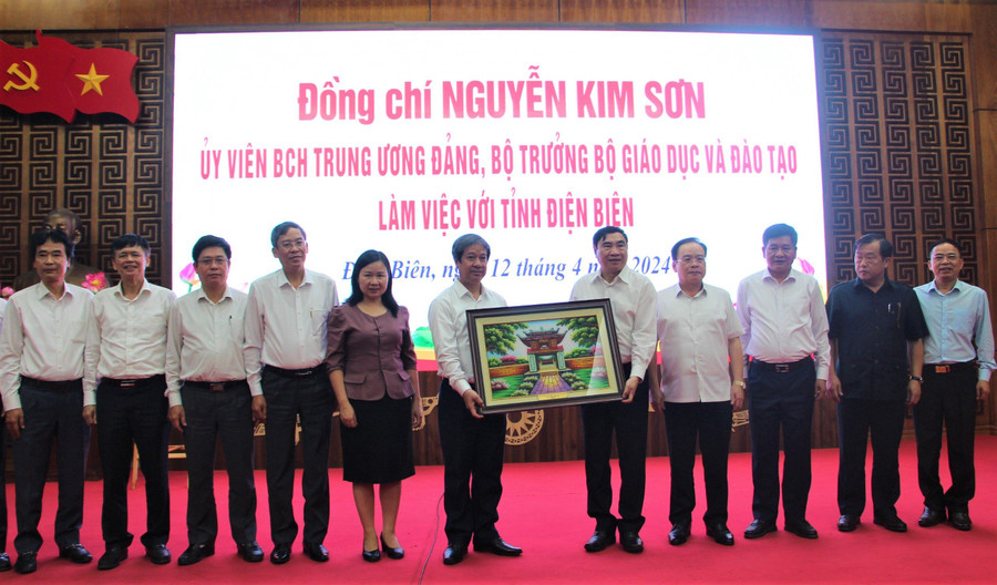 Bộ trưởng Nguyễn Kim Sơn cùng đoàn công tác trao tặng bức tranh lưu niệm cho lãnh đạo tỉnh Điện Biên. Bộ trưởng Nguyễn Kim Sơn cùng đoàn công tác trao tặng bức tranh lưu niệm cho lãnh đạo tỉnh Điện Biên.