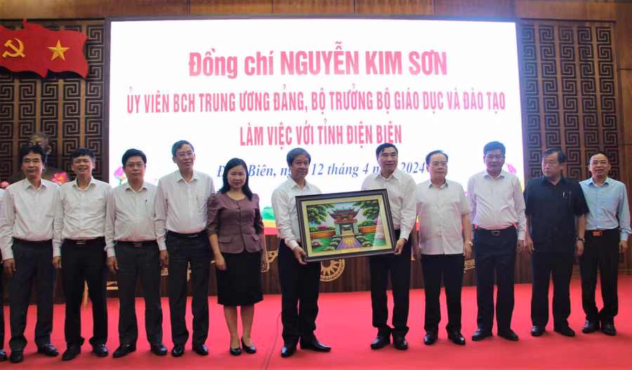 Bộ trưởng Nguyễn Kim Sơn cùng đoàn công tác trao tặng bức tranh lưu niệm cho lãnh đạo tỉnh Điện Biên.