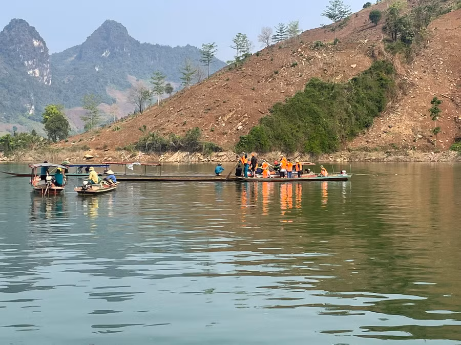 Lực lượng chức năng cùng người dân tìm kiếm 2 người bị mất tích.